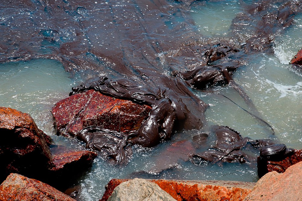 Manchas de óleo no litoral de Sergipe. Foto: Adema/Governo de Sergipe