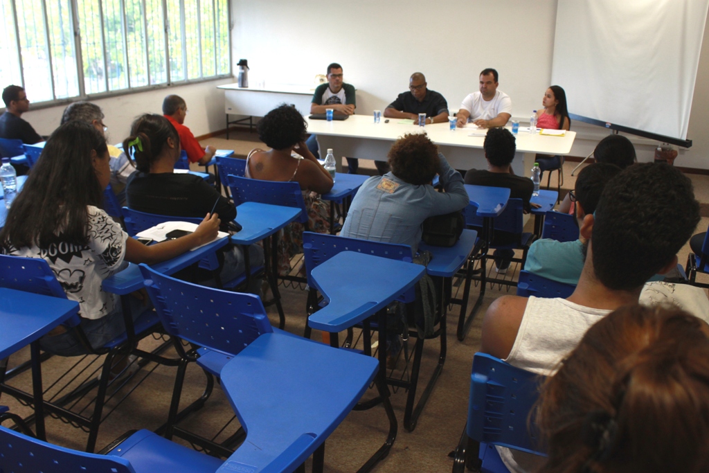 Mesa redonda destaca relação política e educação. Foto: Talisson Souza/Rádio UFS