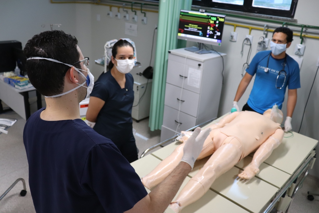 Profissionais de saúde participam de simulação realística na UFS. Foto: Josafá Neto