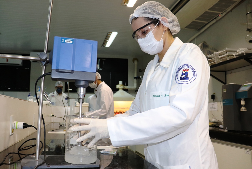 Departamento de Farmácia já produziu uma tonelada de álcool gel. Foto: Josafá Neto