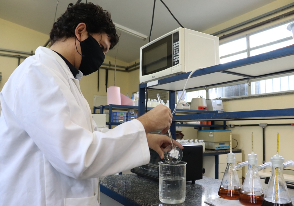 Laboratório de Biotecnologia Ambiental produz água sanitária. Foto: Josafá Neto
