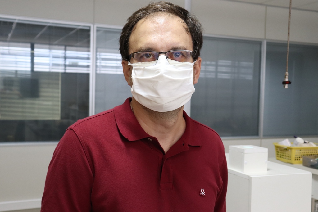 Professor José Joatan realiza medições de radiação ultravioleta. Foto: Josafá Neto
