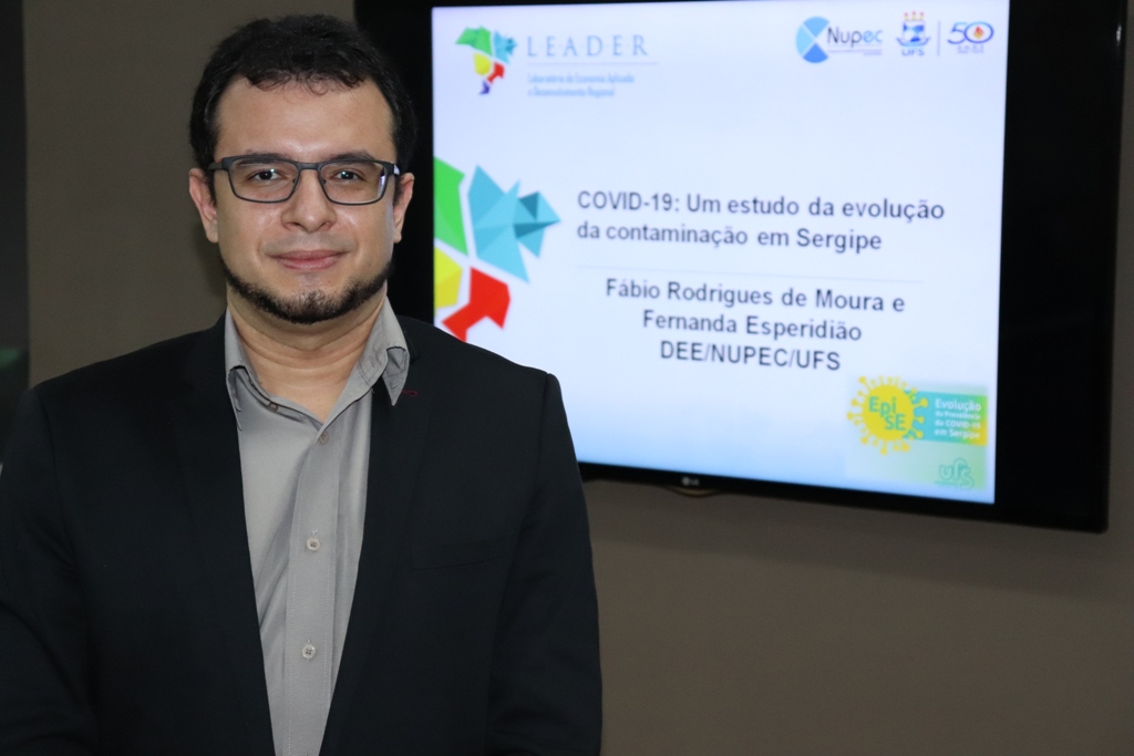 Fábio Moura explica que previsão considera avanço da vacinação e queda de Rt. Foto: Josafá Neto/Rádio UFS