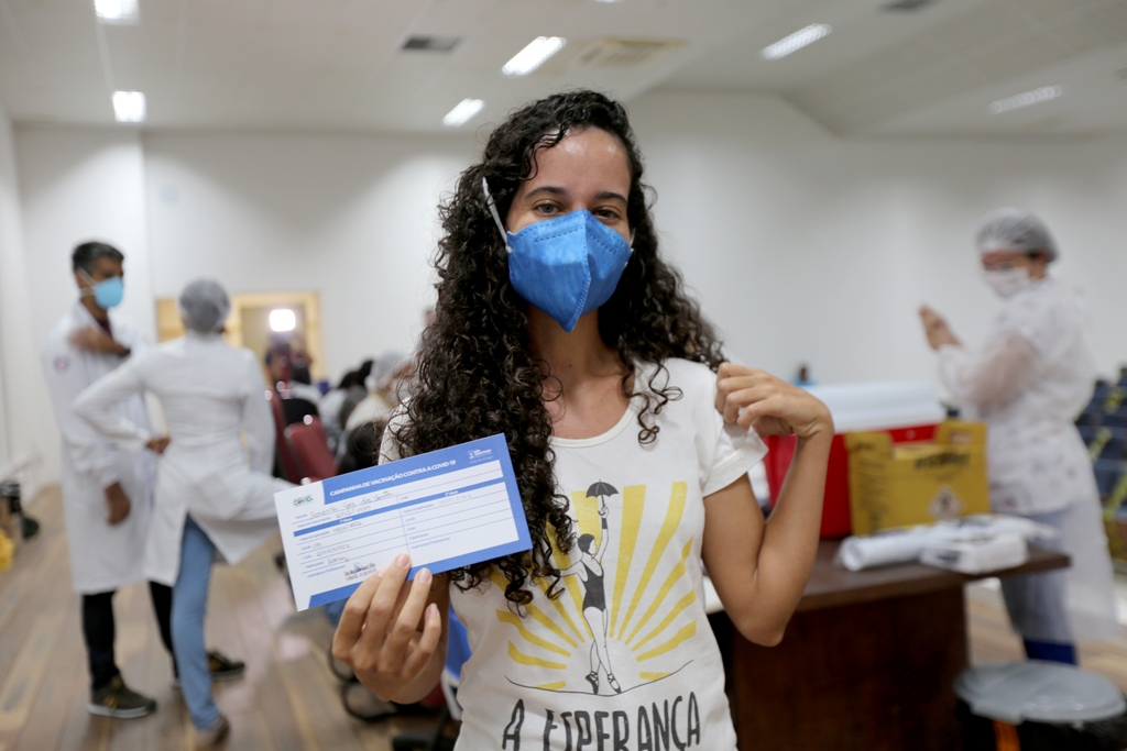 Técnica Amanda Góis dos Santos recebeu a primeira dose da vacina contra novo coronavírus