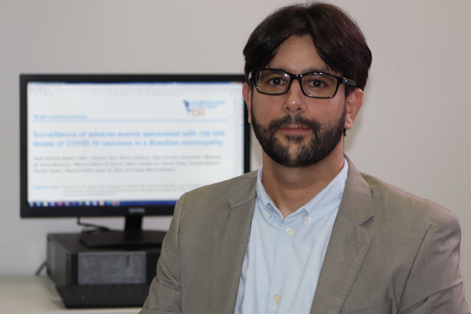 Professor Diego Tanajura desenvolve pesquisas sobre vacinas. Foto: Josafá Neto/Rádio UFS