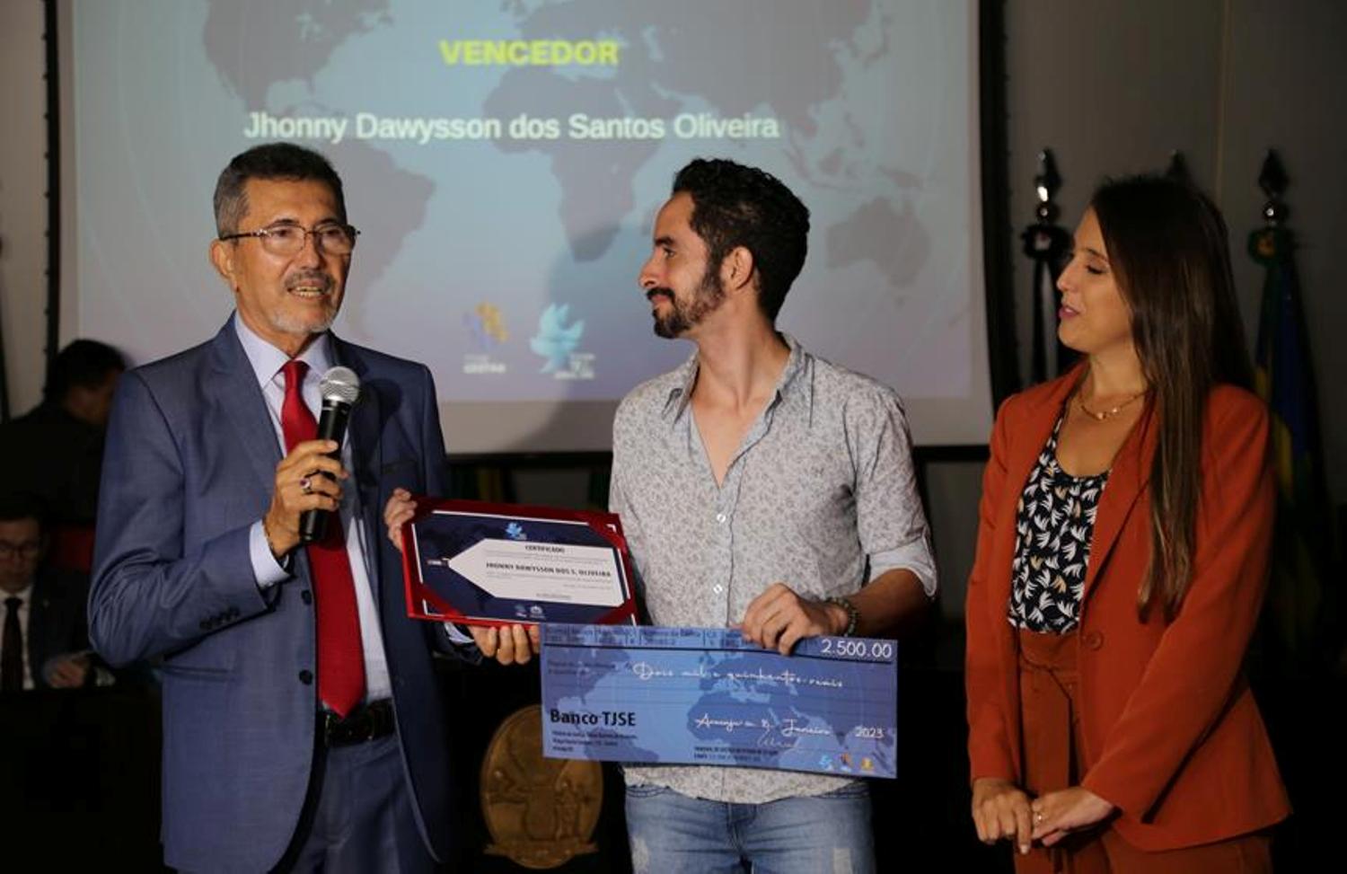 Jhonny Oliveira conquistou o primeiro lugar da premiação na categoria "Acadêmico"